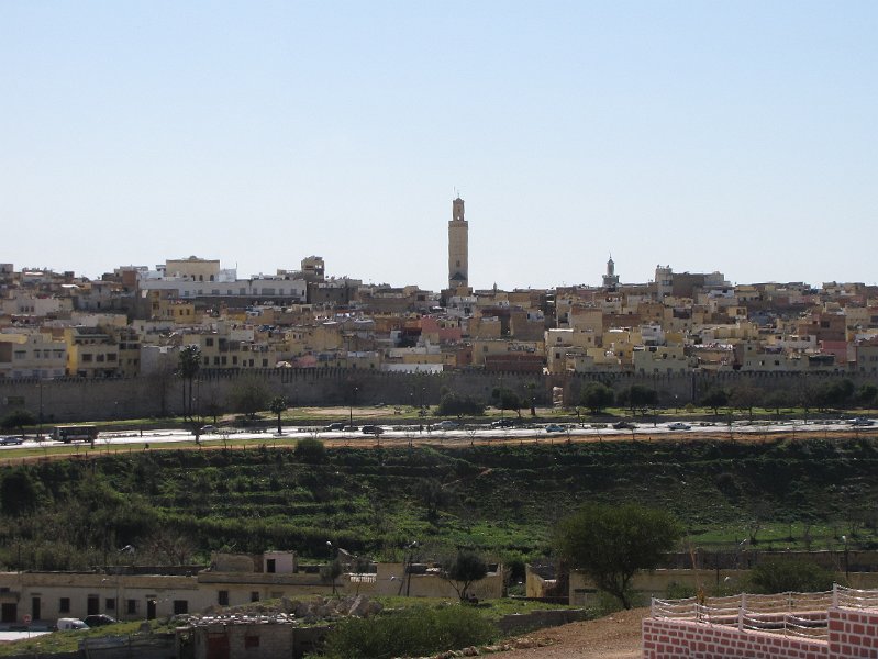 130312_zicht op meknes.jpg - Na Volubilis en een lekkere lunch vlak buiten Moulay Idriss gaan we naar Meknes.